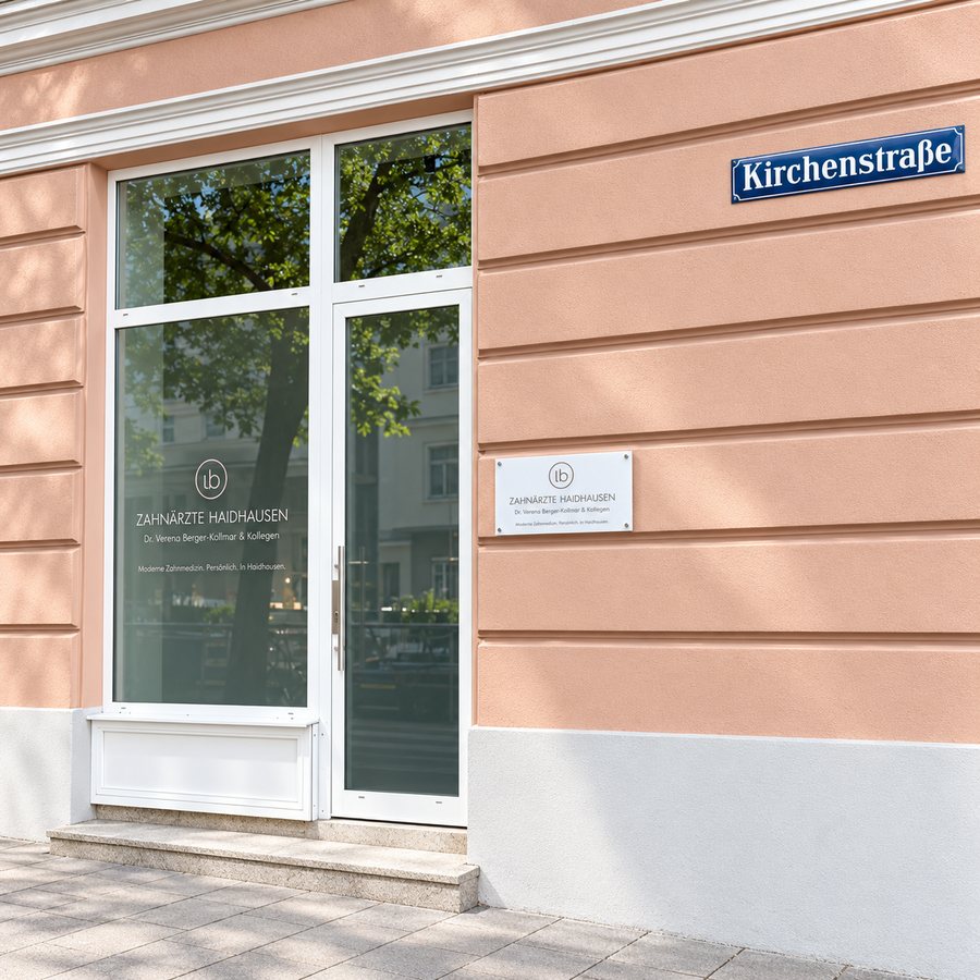 Eingang der Praxis in der Kirchenstraße mit Praxisschild